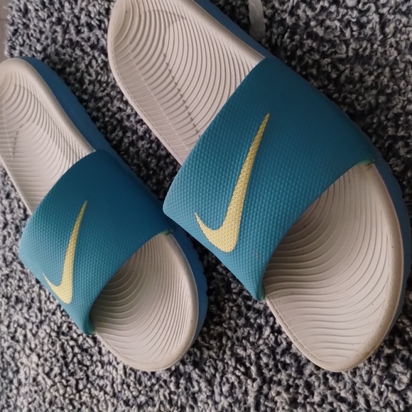 Nike slides size 9 - Picture 3 of 3